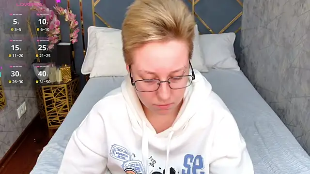 Snapshot of AlexandraGreen chatting on 10-21-25, 03:57 AlexandraGreen online show from 10-21-25, 03:57