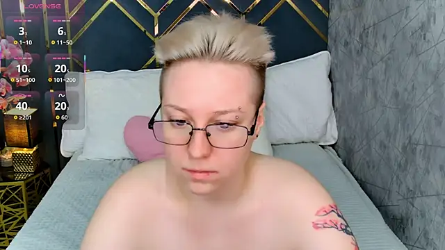 Snapshot of AlexandraGreen chatting on 11-24-25, 09:03 AlexandraGreen online show from 11-24-25, 09:03