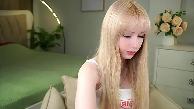 MarciDarugar online show from 12-17-25, 03:18