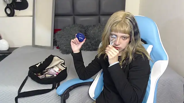 Snapshot of Amnesia_ chatting on 09-12-25, 01:11 Amnesia online show from 09-12-25, 01:11