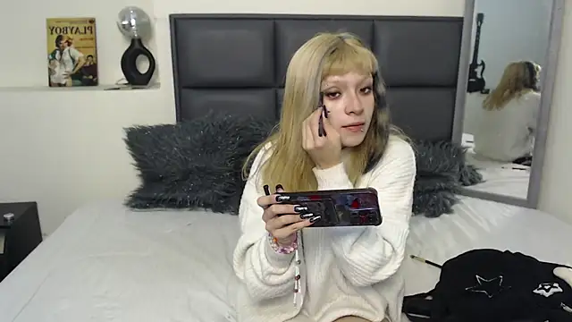 Snapshot of Amnesia_ chatting on 09-15-25, 01:22 Amnesia online show from 09-15-25, 01:22