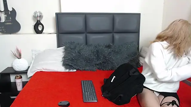 Snapshot of Amnesia_ chatting on 09-19-25, 01:34 Amnesia online show from 09-19-25, 01:34