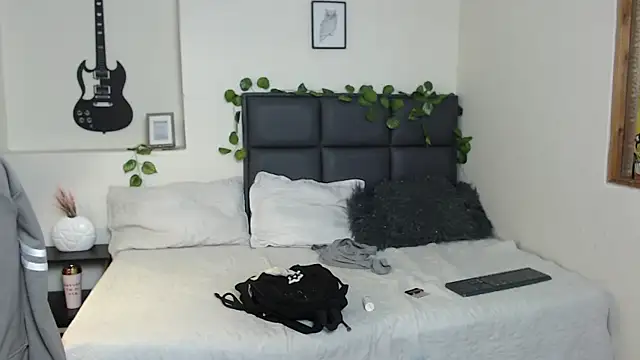 Snapshot of Amnesia_ chatting on 09-22-25, 12:40 Amnesia online show from 09-22-25, 12:40