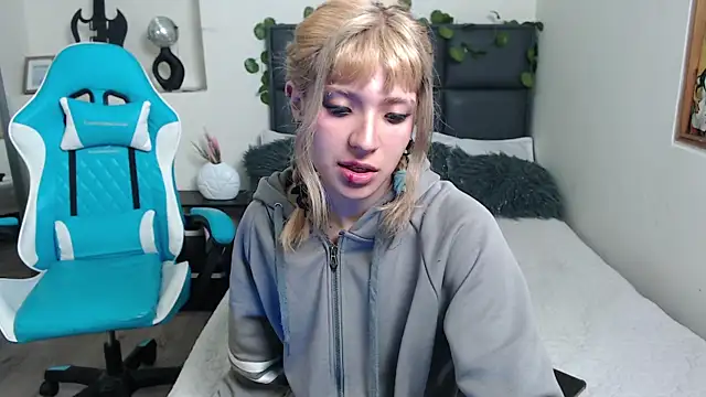 Snapshot of Amnesia_ chatting on 09-25-25, 02:10 Amnesia online show from 09-25-25, 02:10