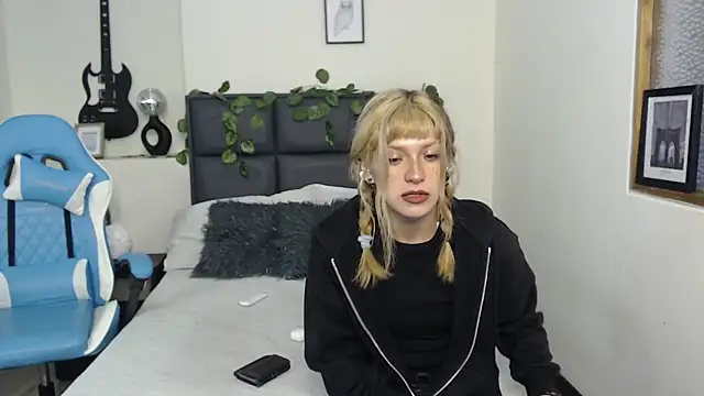 Snapshot of Amnesia_ chatting on 09-29-25, 01:38 Amnesia online show from 09-29-25, 01:38