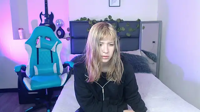 Snapshot of Amnesia_ chatting on 09-30-25, 01:27 Amnesia online show from 09-30-25, 01:27