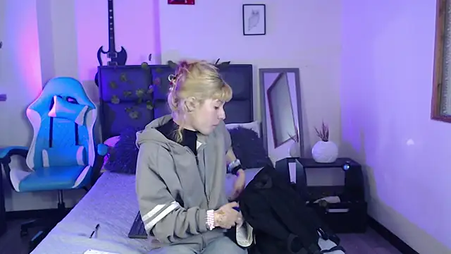 Snapshot of Amnesia_ chatting on 10-06-25, 12:35 Amnesia online show from 10-06-25, 12:35