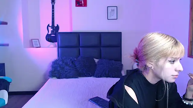 Snapshot of Amnesia_ chatting on 10-08-25, 12:25 Amnesia online show from 10-08-25, 12:25