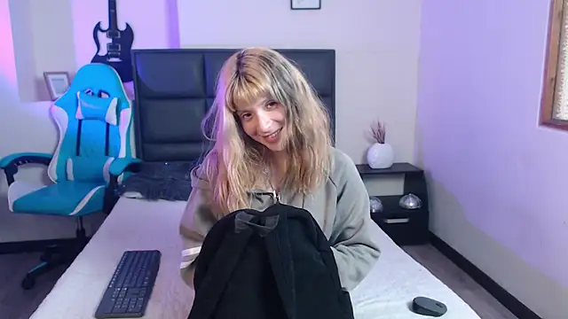 Snapshot of Amnesia_ chatting on 10-13-25, 05:13 Amnesia online show from 10-13-25, 05:13