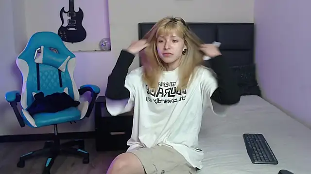 Snapshot of Amnesia_ chatting on 10-14-25, 01:12 Amnesia online show from 10-14-25, 01:12