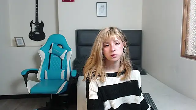 Snapshot of Amnesia_ chatting on 10-15-25, 05:57 Amnesia online show from 10-15-25, 05:57