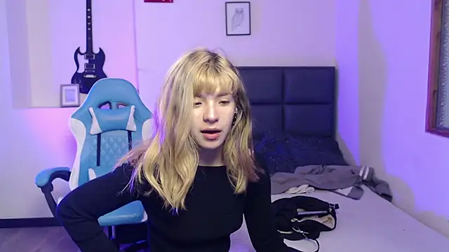 Snapshot of Amnesia_ chatting on 10-20-25, 12:27 Amnesia online show from 10-20-25, 12:27