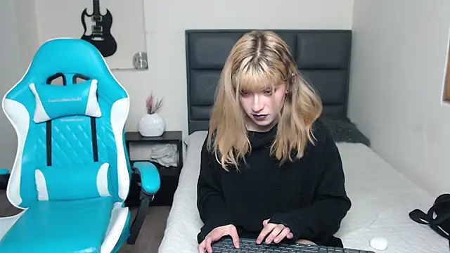 Snapshot of Amnesia_ chatting on 10-27-25, 01:04 Amnesia online show from 10-27-25, 01:04