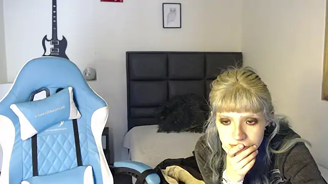 Snapshot of Amnesia_ chatting on 11-05-25, 12:38 Amnesia online show from 11-05-25, 12:38