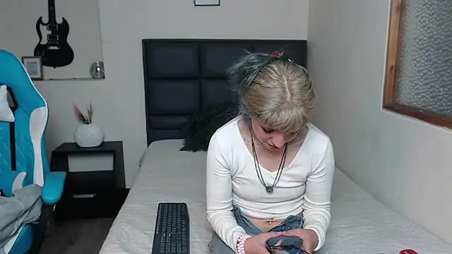 Snapshot of Amnesia_ chatting on 11-06-25, 01:12 Amnesia online show from 11-06-25, 01:12