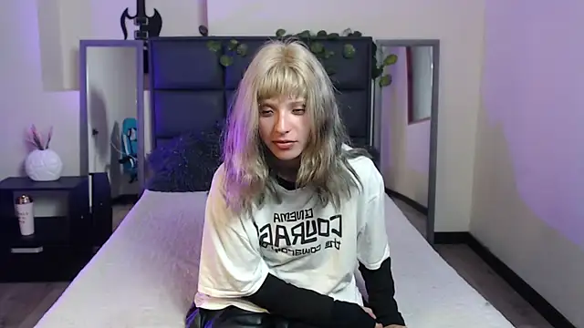 Snapshot of Amnesia_ chatting on 11-10-25, 01:10 Amnesia online show from 11-10-25, 01:10