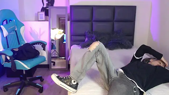 Snapshot of Amnesia_ chatting on 11-11-25, 01:00 Amnesia online show from 11-11-25, 01:00