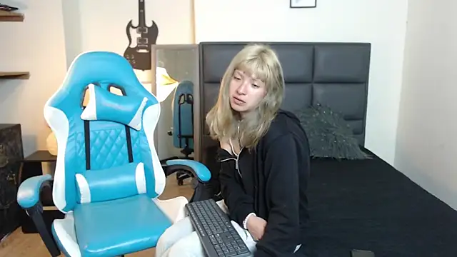 Snapshot of Amnesia_ chatting on 11-17-25, 12:55 Amnesia online show from 11-17-25, 12:55