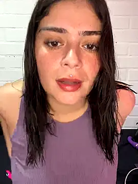 Snapshot of cami_lorena chatting on 09-29-25, 02:11 cami lorena online show from 09-29-25, 02:11