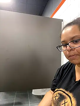 Snapshot of wishuhope4 chatting on 10-20-25, 04:51 wishuhope4 online show from 10-20-25, 04:51