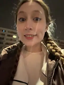 FroggyAnna online show from 10-31-25, 03:13