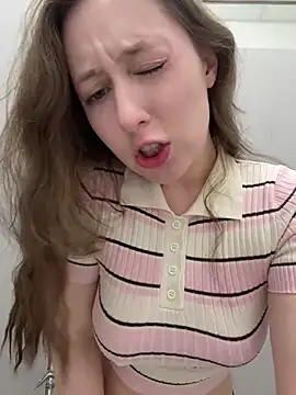 Snapshot of FroggyAnna chatting on 06-17-26, 05:03 FroggyAnna online show from 06-17-26, 05:03