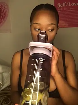 Snapshot of Sprinkle_Q chatting on 10-26-25, 11:31 Sprinkle Q online show from 10-26-25, 11:31