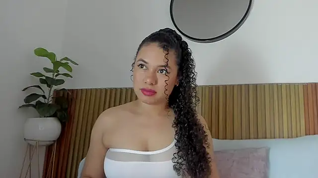 Snapshot of angie_leonn chatting on 09-18-25, 12:07 angie leonn online show from 09-18-25, 12:07