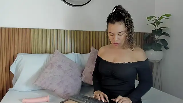 Snapshot of angie_leonn chatting on 10-15-25, 12:27 angie leonn online show from 10-15-25, 12:27