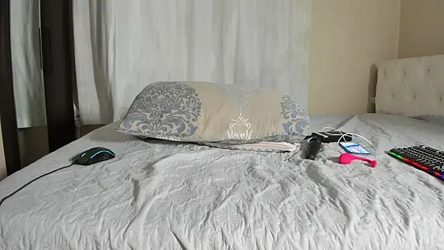 Snapshot of twinwoke12 chatting on 06-17-26, 07:59 twinwoke12 online show from 06-17-26, 07:59