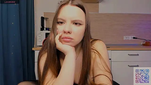 Snapshot of Chloe_loo chatting on 05-17-26, 06:37 Chloe loo online show from 05-17-26, 06:37