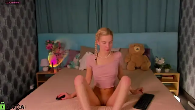 Aurora Bennet online show from 10-15-25, 12:55