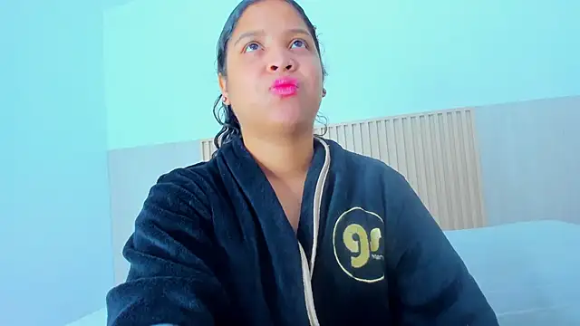 Snapshot of alena_brown_ chatting on 10-21-25, 11:22 alena brown online show from 10-21-25, 11:22