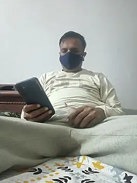 Snapshot of vardh033 chatting on 12-05-25, 04:14 vardh033 online show from 12-05-25, 04:14