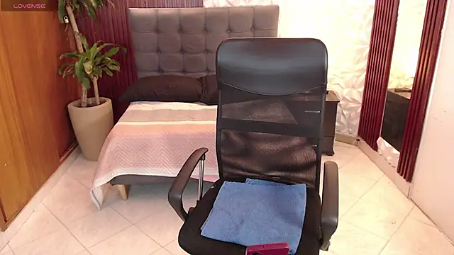 Snapshot of veronica_em1 chatting on 05-06-26, 01:49 veronica em1 online show from 05-06-26, 01:49