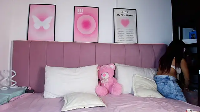 Naiaa Cruz online show from 03-16-26, 08:02