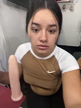 Snapshot of Luciaparker03 chatting on 02-13-26, 03:08 Luciaparker03 online show from 02-13-26, 03:08