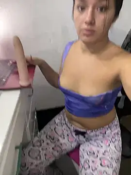 Snapshot of Luciaparker03 chatting on 02-23-26, 02:47 Luciaparker03 online show from 02-23-26, 02:47