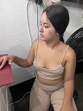 Snapshot of Luciaparker03 chatting on 04-13-26, 02:00 Luciaparker03 online show from 04-13-26, 02:00