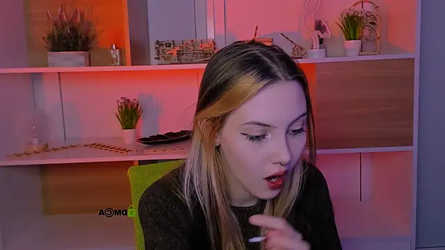 Snapshot of luna_tin chatting on 10-14-25, 07:14 luna tin online show from 10-14-25, 07:14