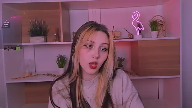 Snapshot of luna_tin chatting on 10-17-25, 08:39 luna tin online show from 10-17-25, 08:39