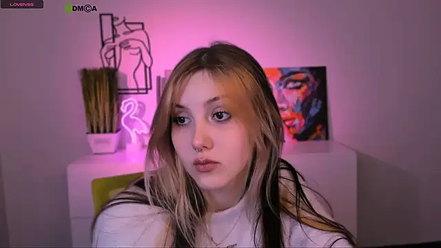 Snapshot of luna_tin chatting on 11-24-25, 05:40 luna tin online show from 11-24-25, 05:40