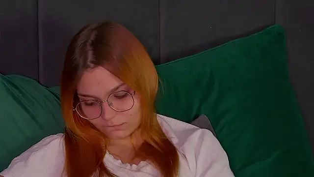 Snapshot of BellaMarebelle chatting on 10-18-25, 04:37 BellaMarebelle online show from 10-18-25, 04:37