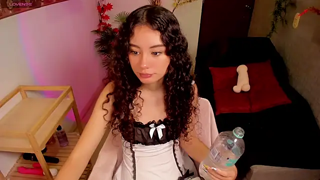 Snapshot of Krysten_Riter chatting on 07-18-26, 02:43 Krysten Riter online show from 07-18-26, 02:43