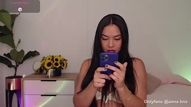 Snapshot of Annabnz chatting on 11-18-25, 12:05 Annabnz online show from 11-18-25, 12:05