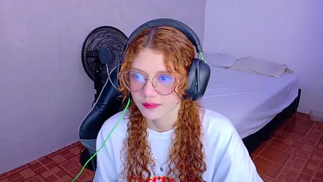 Snapshot of Birdie_0 chatting on 09-10-25, 01:22 Birdie 0 online show from 09-10-25, 01:22