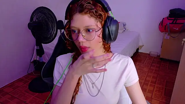 Snapshot of Birdie_0 chatting on 10-29-25, 01:13 Birdie 0 online show from 10-29-25, 01:13