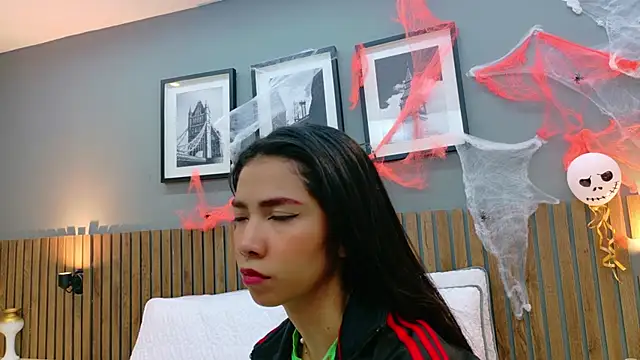 Snapshot of luna_roja25 chatting on 10-27-25, 01:48 luna roja25 online show from 10-27-25, 01:48