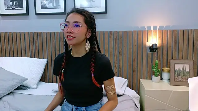 Snapshot of luna_roja25 chatting on 11-24-25, 01:22 luna roja25 online show from 11-24-25, 01:22