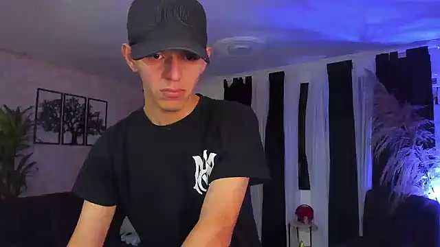 Snapshot of Marcus_and_Tony chatting on 10-13-25, 02:22 Marcus and Tony online show from 10-13-25, 02:22